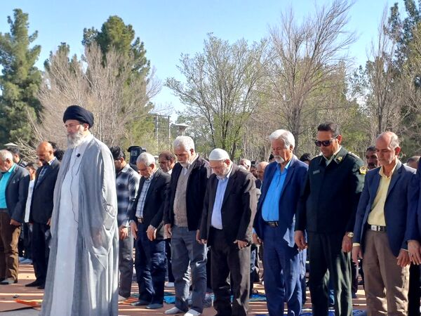 اقامه نماز با شکوه عید فطر به امامت امام جمعه حبیب آباد