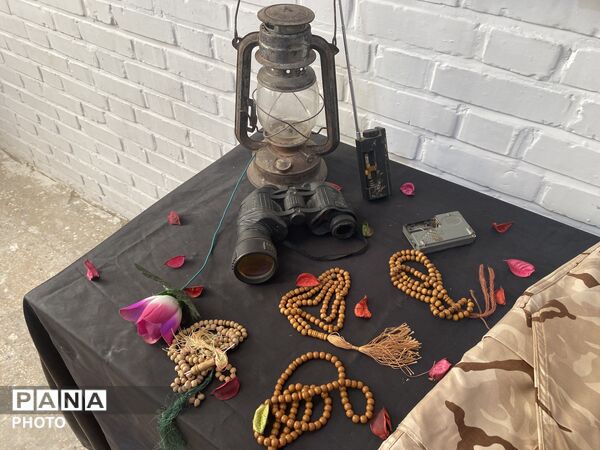 گشایش نمایشگاه مدرسه انقلاب در هنرستان عالمه باخرز