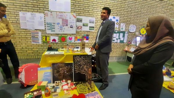 بازدید مدیر آموزش و ‌پرورش حاجی‌آباد از نمایشگاه خلاقیت‌های دانش‌آموزی دبستان استقلال  