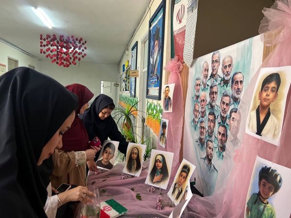 یادبود شهادت دانش‌آموزان شهید جنگ تحمیلی ۱۲ روزه در دبستان المهدی ناحیه 2 کرج 