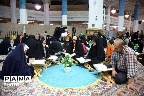 جزءخوانی خانوادگی قرآن کریم در حرم حضرت معصومه(س)