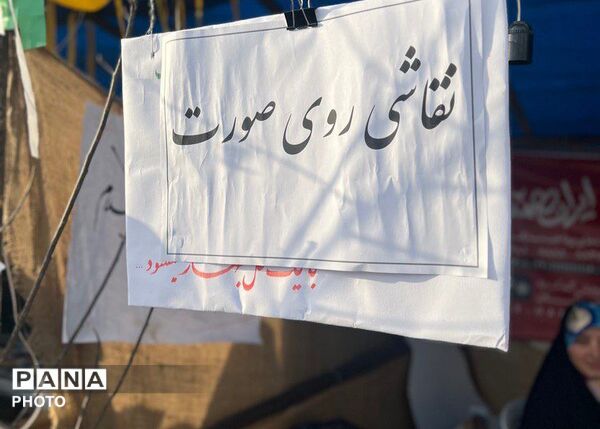 دخترانِ انقلابی پای پرچم ایستاده‌اند