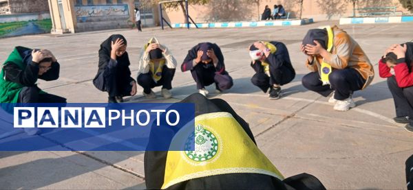 مانور زلزله  در دبیرستان حجت‌ الاسلامی نیشابور 