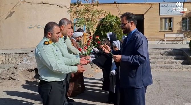 قدردانی دانش آموزان کهک از کارکنان نیروی انتظامی 