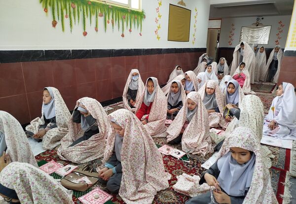 جشن عبادت دانش‌آموزان دختر در کانون فرهنگی تربیتی عاطفه شهرستان کاشمر 