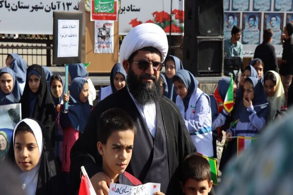 حضور پرشور دانش‌آموزان پاکدشتی در راهپیمایی روز ۱۳ آبان