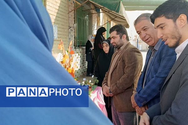 نمایشگاه دستاوردهای دانش آموزی در دبستان دخترانه وحیدکیهانی ناحیه یک شهرری