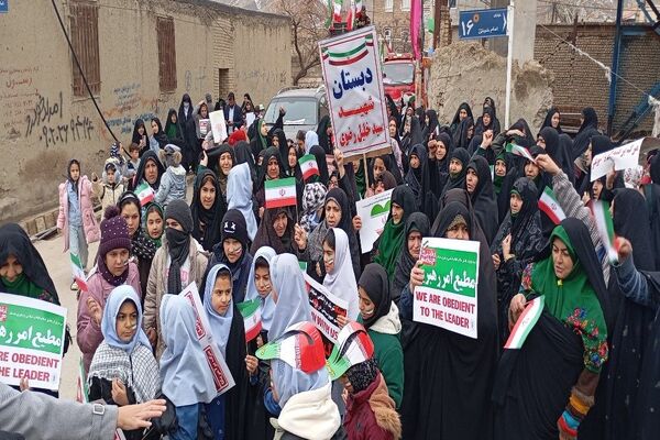 حضور کودکان و دانش آموزان در راهپیمایی یوم‌الله ۲۲بهمن در شهر بار نیشابور