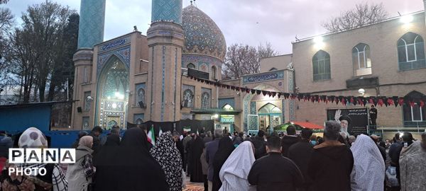 حضور مردم کرج در لحظه تحویل سال 1405