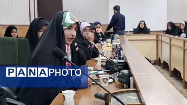 نشست صمیمی اعضای مجلس دانش‌آموزی و خبرنگاران پانا با معاون تربیت‌بدنی و سلامت آموزش و پرورش قم