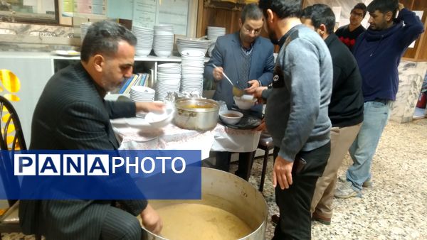 ضیافت ساده اما آسمانی به همت مسئولین دبیرستان سرآمد ناصر ناحیه ٧ مشهد برگزار شد