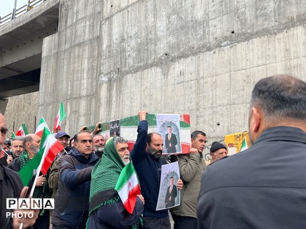 تشییع پیکر شهید دانشمند محمدرضا کیا بر دستان مردم کرج 