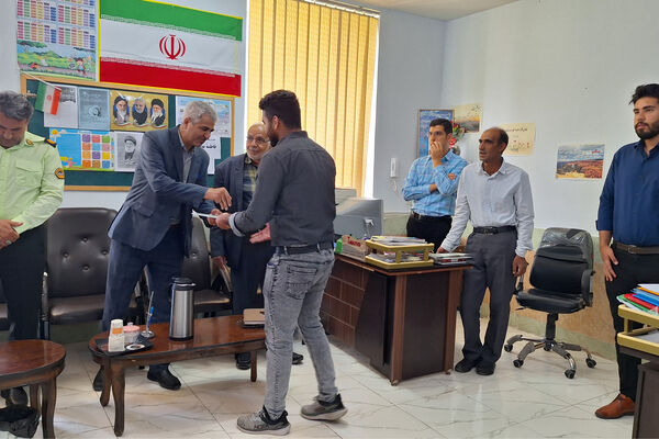 آیین تجلیل از معلمان مدارس ایزدخواست