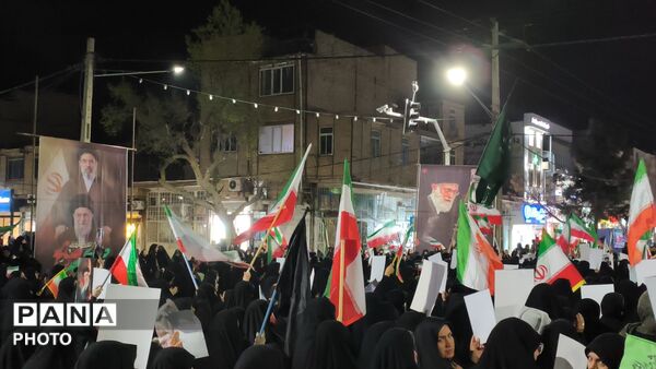 زنان و دختران سرخسی در صف اول دفاع از رهبری و ارزش‌ها