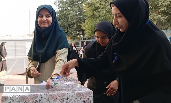  حضور پرشور اولیای دبستان رحمانی فرد در انتخابات انجمن اولیا و مربیان