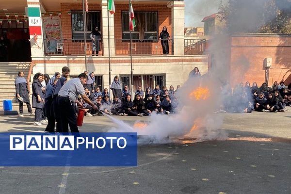 حضور قهرمانان بی‌ادعا در مدرسه حاج مهدی رسولی در هفته پدافند غیر عامل