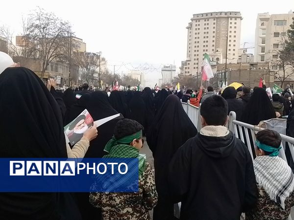 مشهد الرضا شاهد غوغا مردم در راهپیمایی ۲۲ بهمن شد