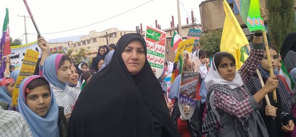 دانش‌آموزان شهرستان دره شهر در روز دانش‌آموز، شعارهای ضد استکباری سر دادند
