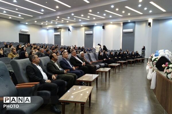 تقدیر از برگزیدگان استانی و منطقه‌‌ای مسابقات علمی پژوهشی 