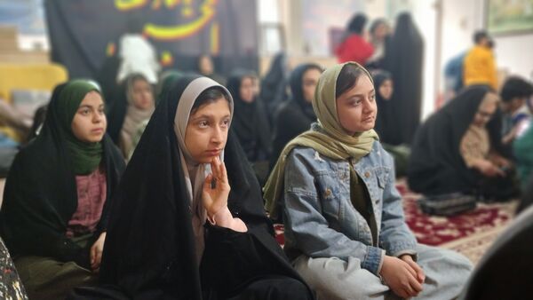 تقدیر دانش‌آموزان فعال فرهنگی‌هنری از مادرانشان با همکاری مربی در محمدشهر کرج