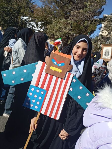 حضور پرشور دانش‌آموزان در راهپیمایی روز ۱۳ آبان