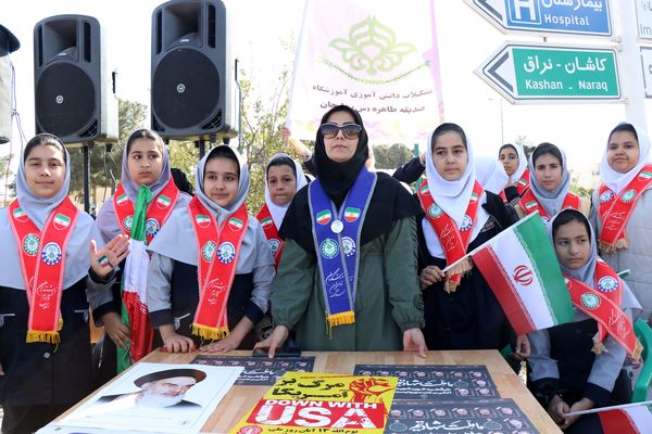 برپایی غرفه سازمان دانش‌آموزی دلیجان در راهپیمایی روز دانش‌آموز