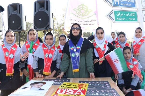 برپایی غرفه سازمان دانش‌آموزی دلیجان در راهپیمایی روز دانش‌آموز