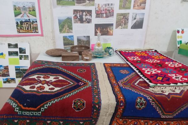 نمایشگاه دست ساخته‌های علوم اسلامی در دبیرستان شاهد فیض ناحیه 3 شیراز