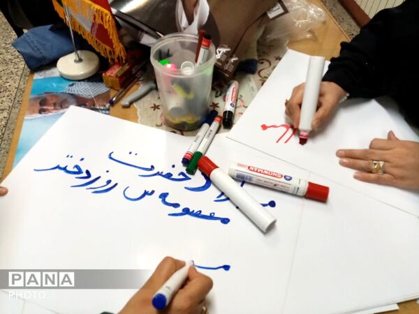 دخترانِ انقلابی پای پرچم ایستاده‌اند