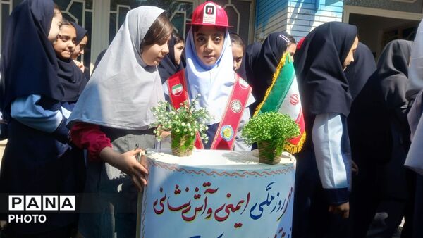 ترویج فرهنگ ایمنی در دبستان فرهنگیان ۲ با تجلیل از آتش‌نشانان