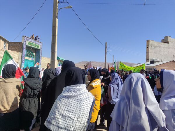 حضور گسترده دانش آموزان سورشجان در راهپیمایی ۱۳ آبان؛ فریاد ایستادگی در برابر استکبار جهانی