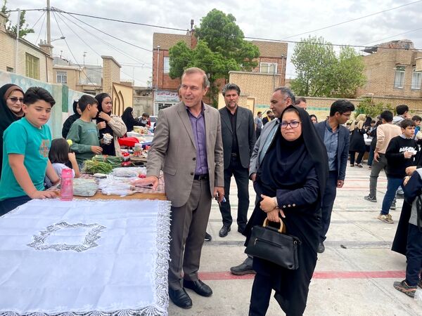 برپایی بازارچه در دبستان معلم آشخانه 
