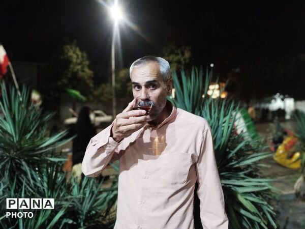چایخانه حوزه علمیه گلشن برپا شد؛ جرعه‌ای علم و اخلاص به نیت شهدا