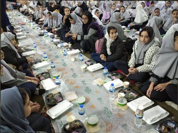 برپایی ضیافت افطاری در دبستان آزادی 