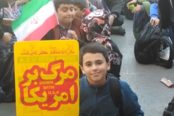 شادی دانش‌آموزان معارف ۶ در جشن پیروزی انقلاب 