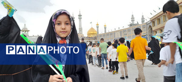 شادپیمایی دانش‌آموزان ابتدایی قم به‌مناسبت عید ولایت