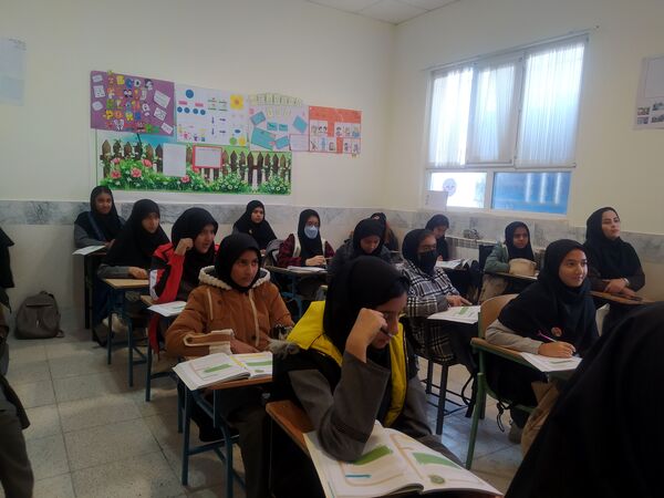 اجرای طرح مدادم در دبیرستان دخترانه امید 