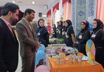 برگزاری نمایشگاه دست‌سازه و بازارچه در دبیرستان شهید ذوالفقاری پاکدشت