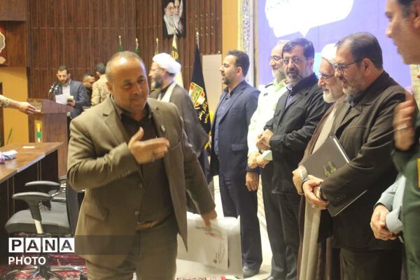 رونمایی از نخستین جلد دانشنامه دفاع مقدس استان قم