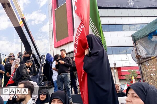  هم صدا با هم در تشییع رهبر شهید