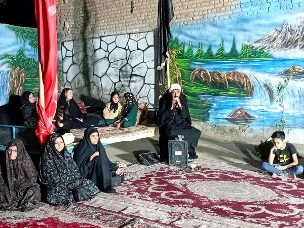 مراسم عزاداری ماه صفر در روستای نقاب با وجود قطع برق