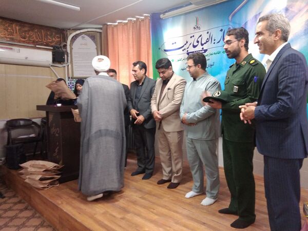 آیین نواخته شدن زنگ نماز در دبیرستان نجمه