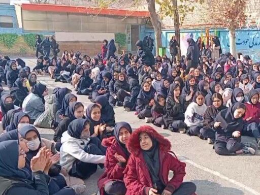 جشن تقدیر پیشتازان برگزیده پویش بوسه بر دستان مادر در دبیرستان دخترانه انقلاب اسلامی 