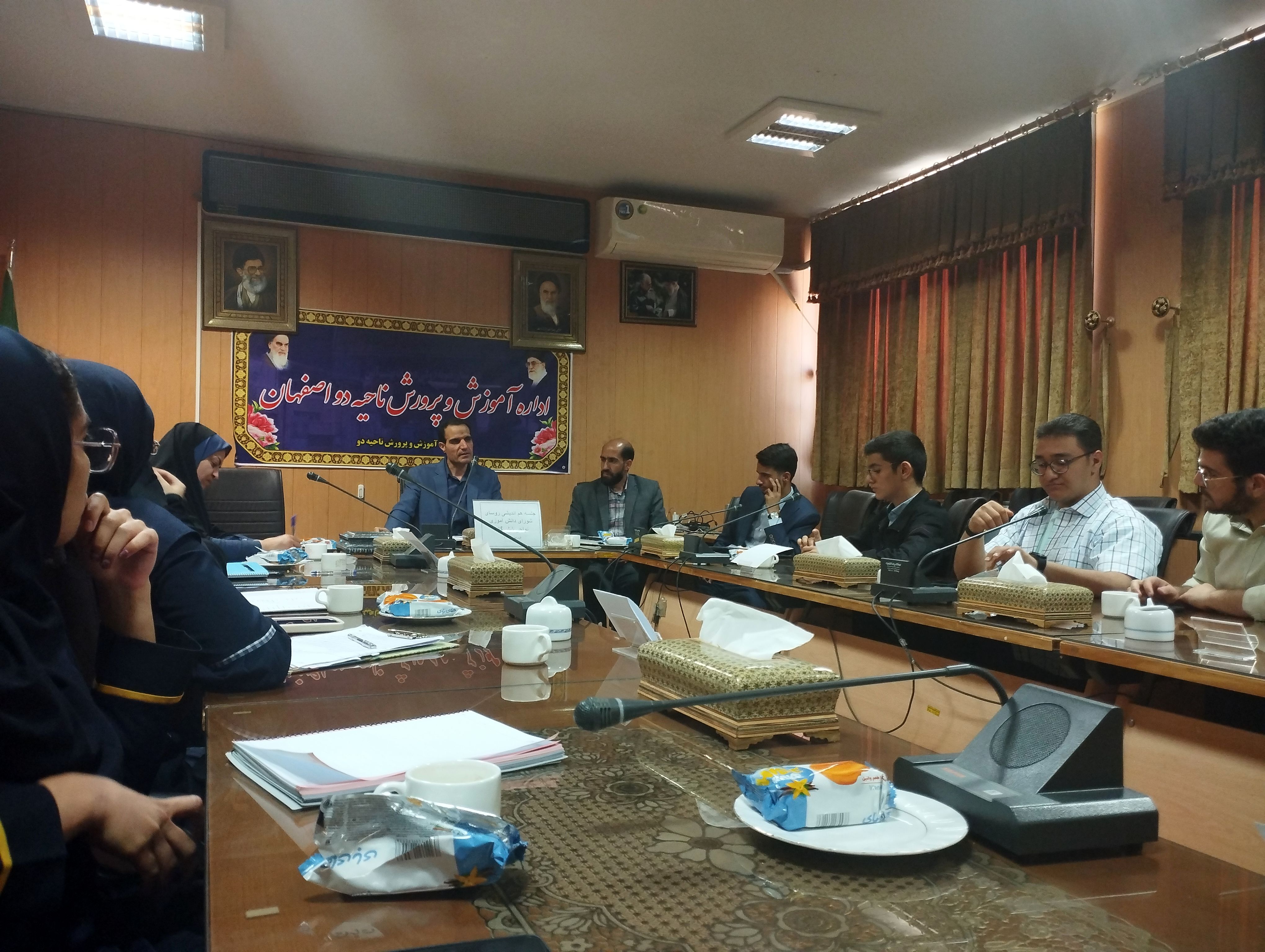 اعضای شوراهای دانش آموزی آینده سازان کشور هستند و باید مدیریت کشور را بر عهده بگیرند