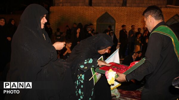 رونمایی از پرچم متبرک حرم امام حسین (ع) در شب عاشورایی در شهرستان مارگون