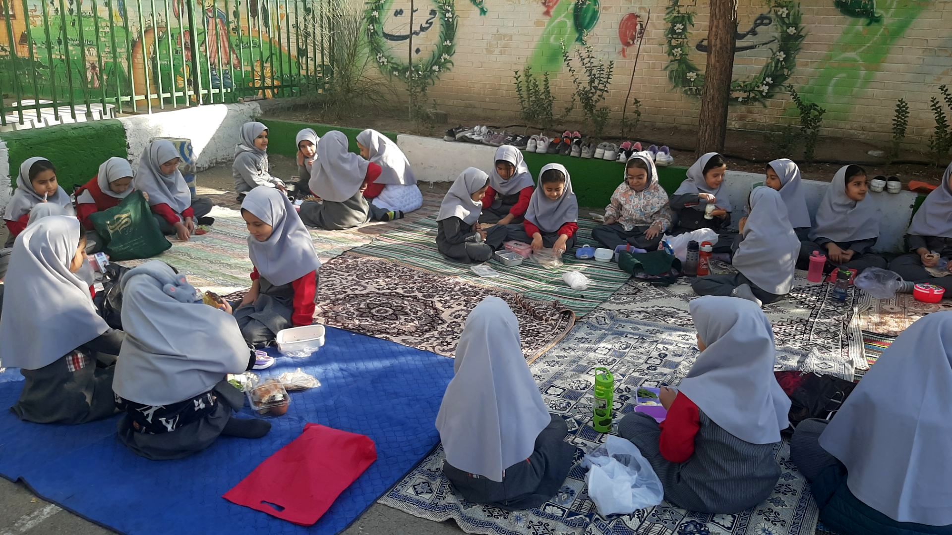 صبح پرانرژی با صبحانه سالم در دبستان نیایش