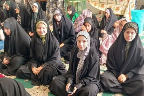 حضور با شکوه دانش‌آموزان و فرهنگیان در مراسم پر فیض نماز جمعه آباده در آستانه روز دانش‌آموز