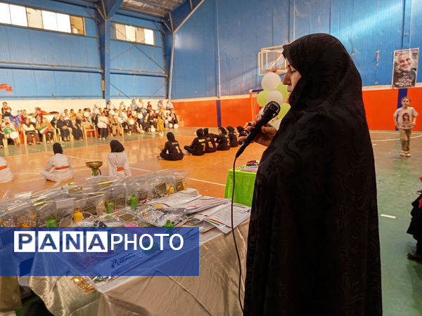 تقدیر از دختران برگزیده مسابقات ورزشی در شهر جعفریه قم