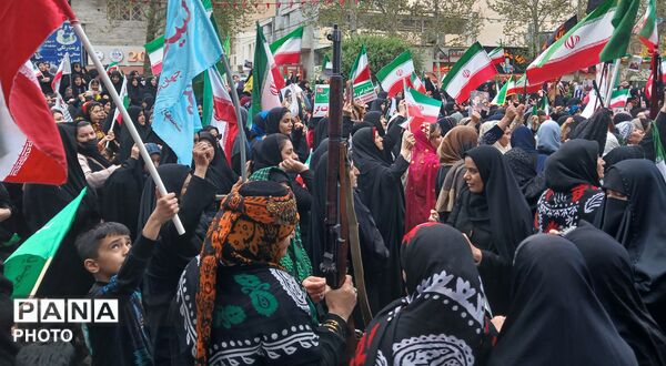 زنان غیوردوشادوش مردان، زنان لر خرم‌ آباد آماده دفاع از میهن 