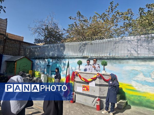 نور امید در دل آتش تجلیل از قهرمانان مدرسه مهندس رحمانی فرد در روز آتش‌نشان